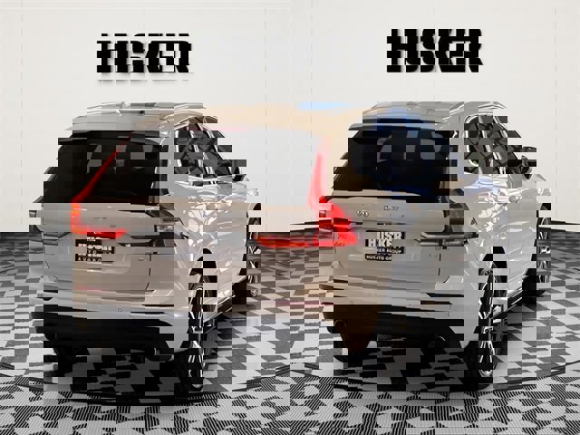 Used 2021 Volvo XC60 T5 Momentum w/ Premium Package image 5