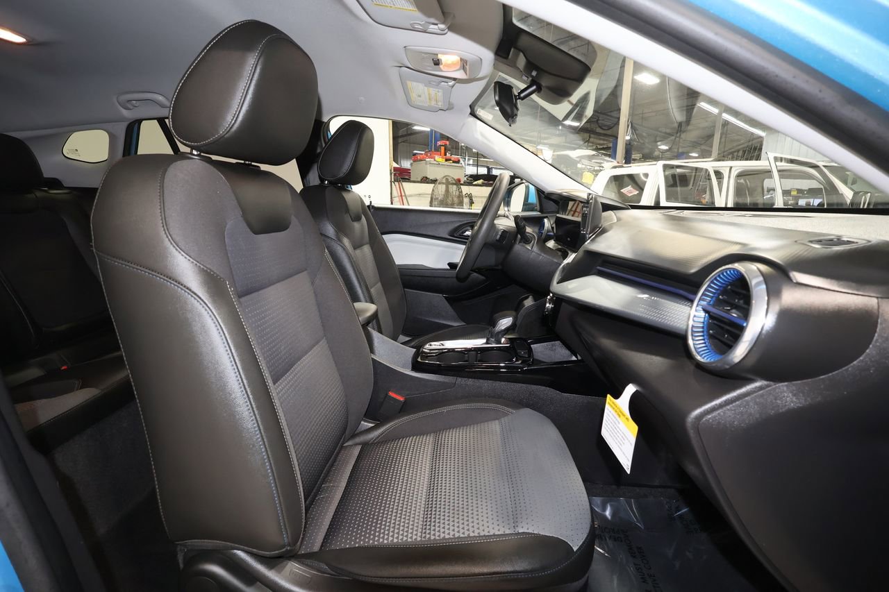 Certified 2025 Chevrolet Trax LT image 26