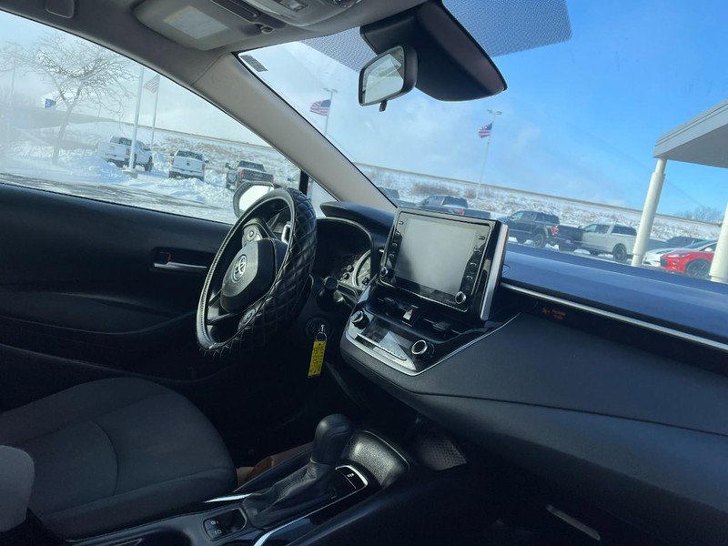 Used 2021 Toyota Corolla LE image 3