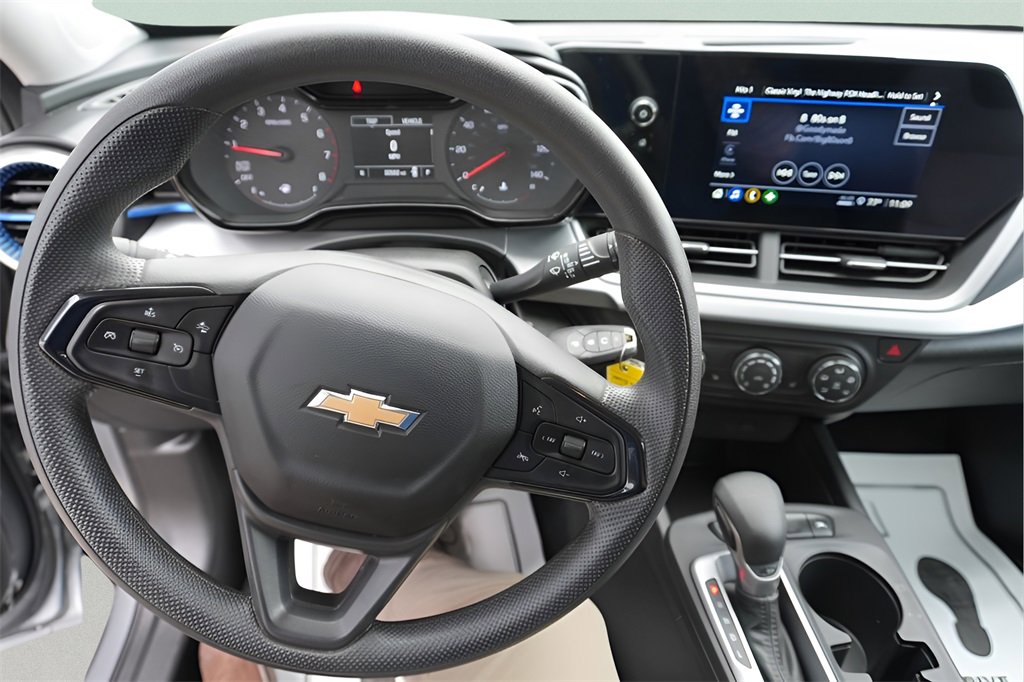 Used 2025 Chevrolet Trax LS w/ LS Convenience Package image 17