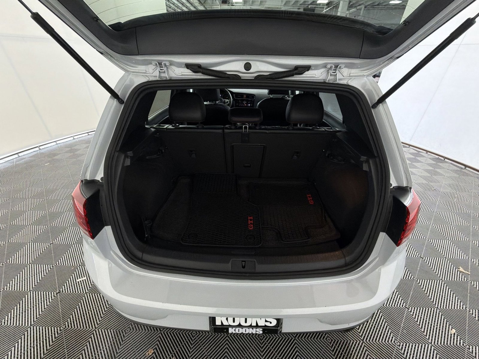 Used 2019 Volkswagen GTI SE image 25