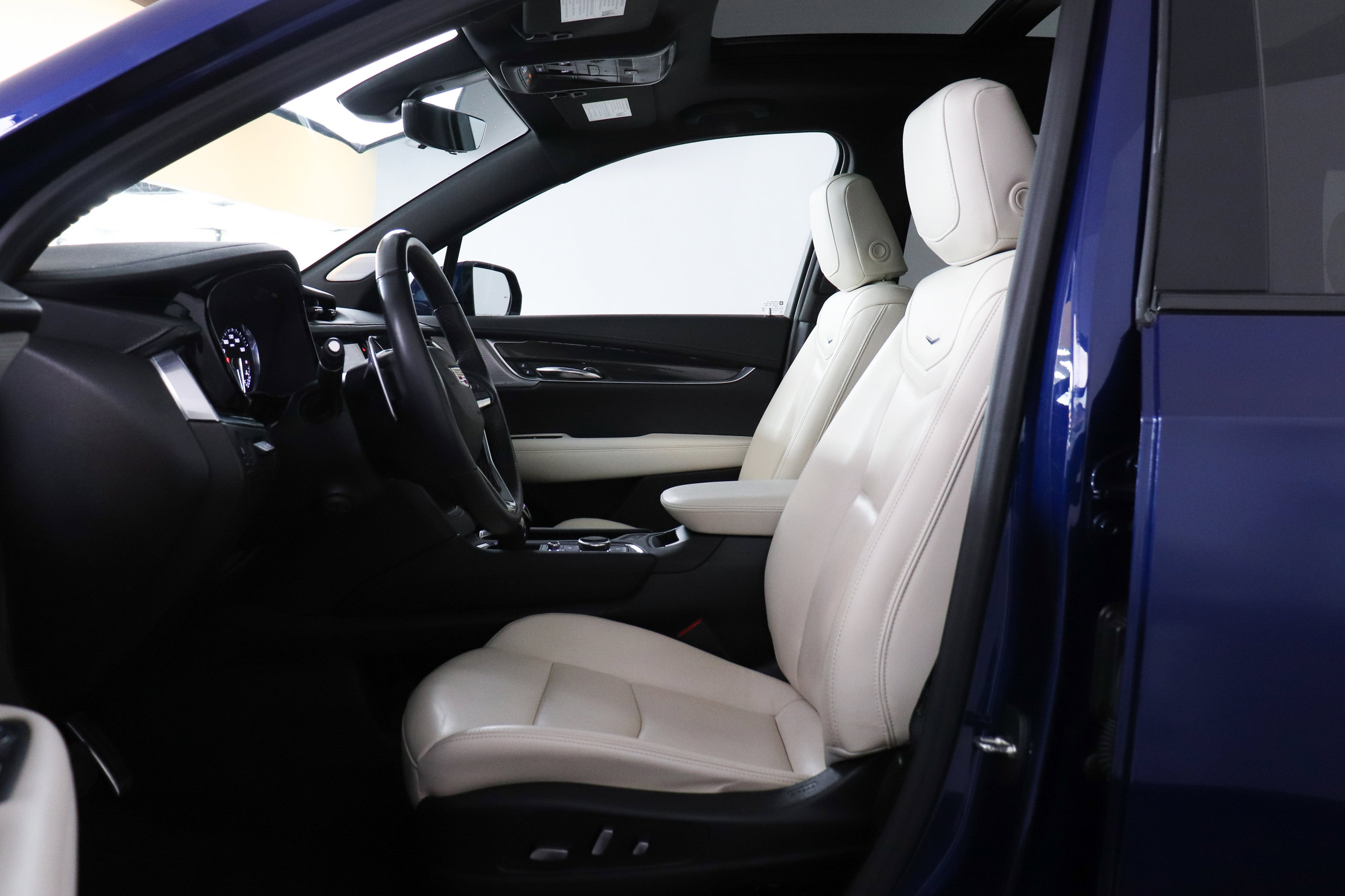 Used 2023 Cadillac XT6 Sport w/ Technology Package image 13