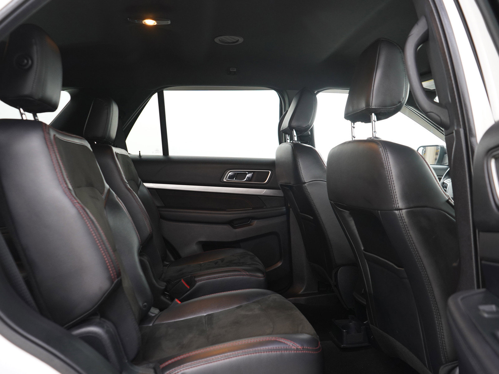 Used 2018 Ford Explorer XLT w/ Equipment Group 202A AWD/4WD image 9