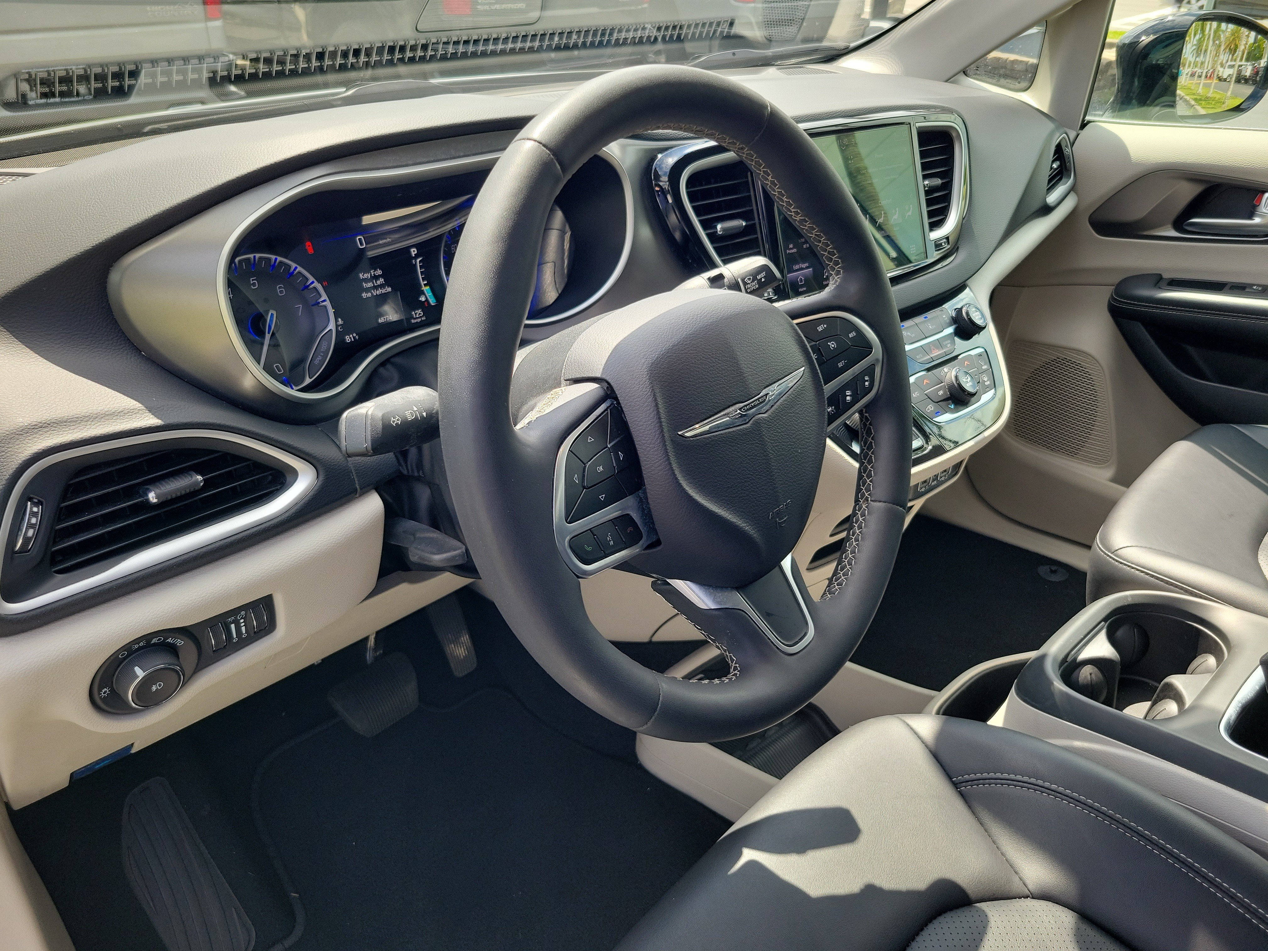 Used 2024 Chrysler Pacifica Touring-L FWD image 12