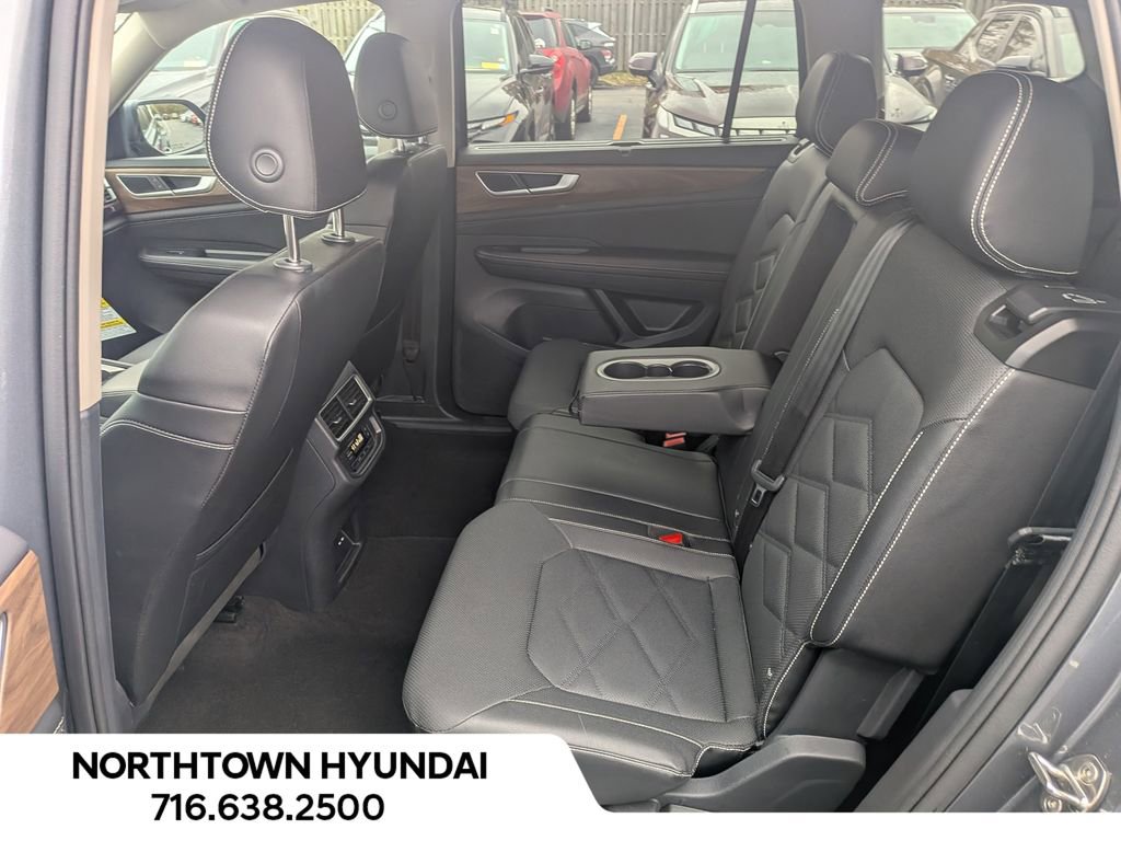 Used 2025 Volkswagen Atlas SE image 29
