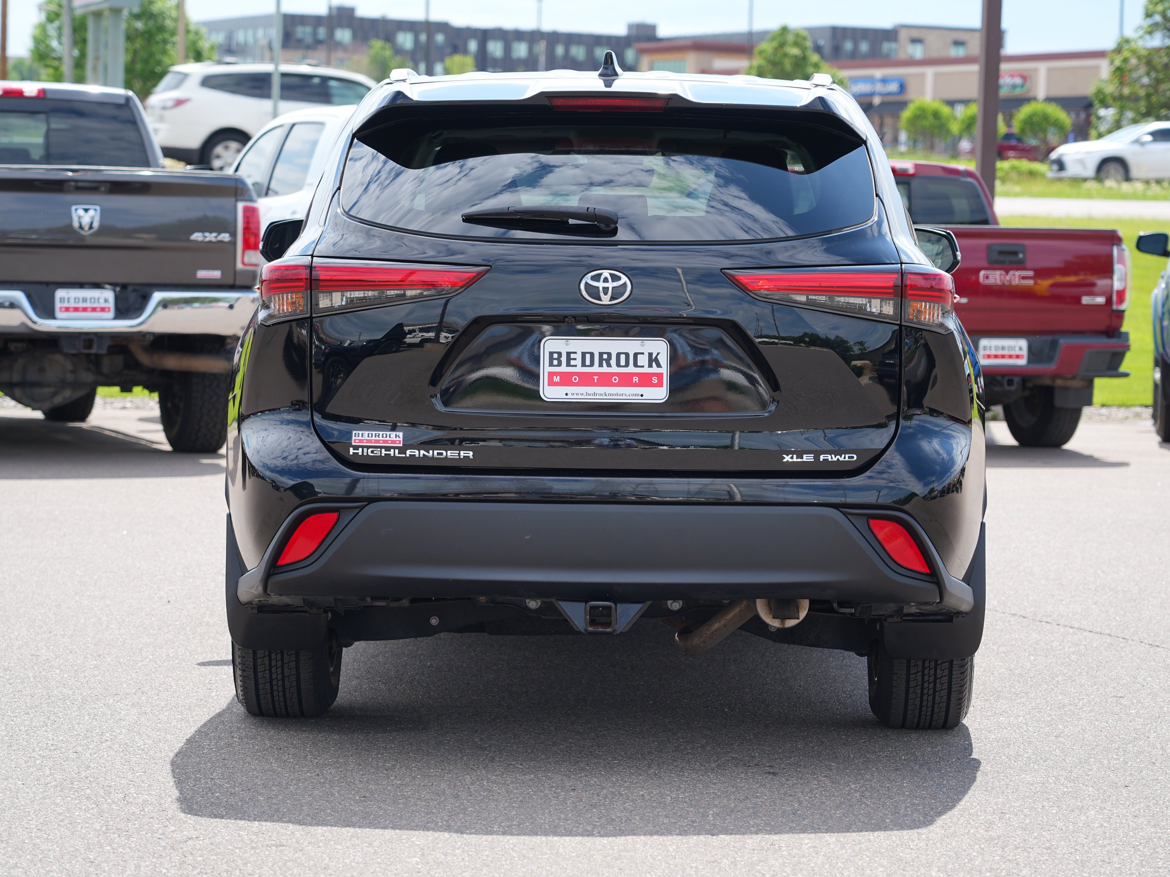 Used 2022 Toyota Highlander XLE AWD/4WD image 4