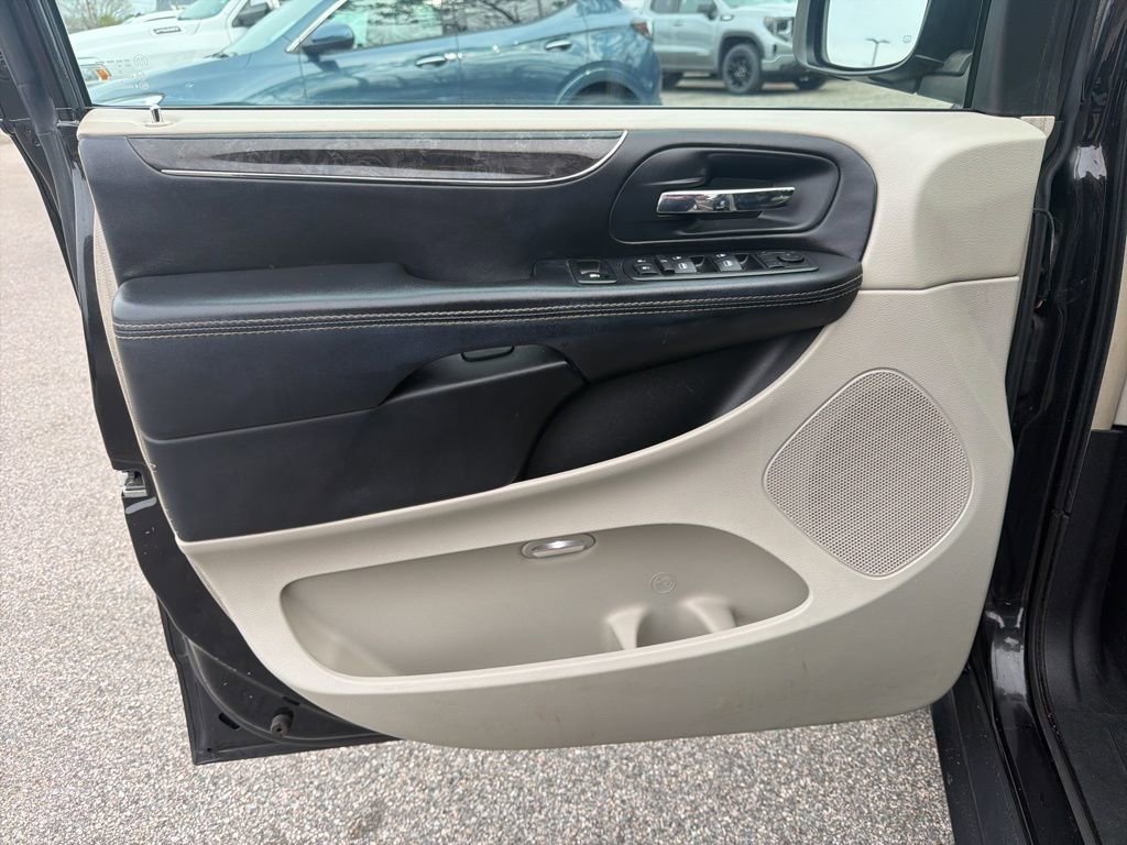 Used 2014 Chrysler Town & Country Touring image 10