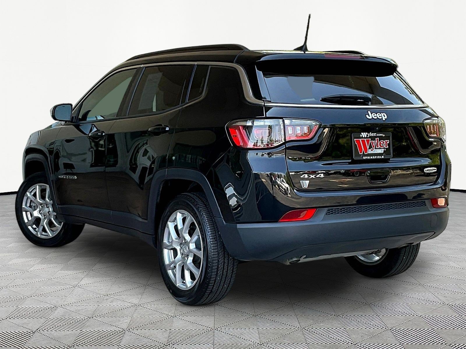 Used 2023 Jeep Compass Latitude AWD/4WD image 4