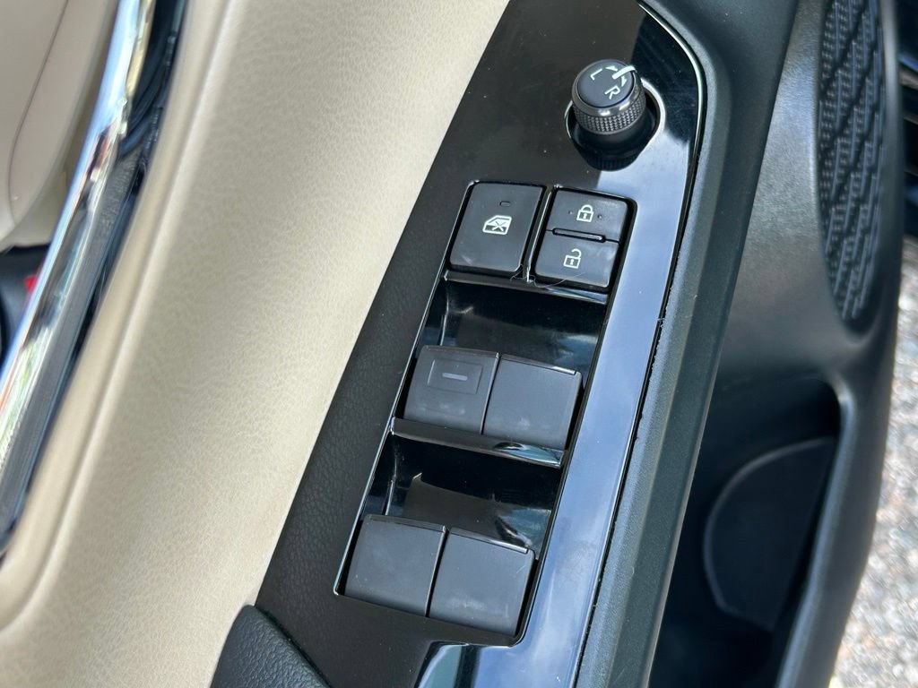 Used 2021 Toyota Prius LE FWD image 19