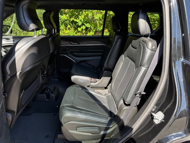 Used 2023 Jeep Grand Cherokee L Overland w/ Luxury Tech Group IV image 16