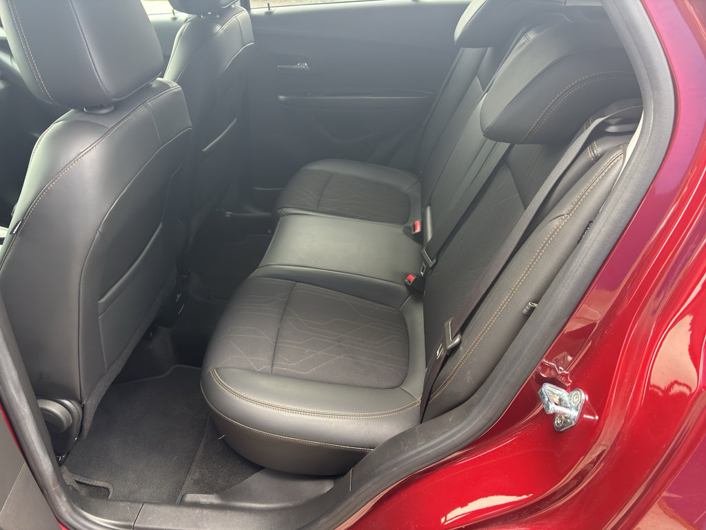 Used 2022 Chevrolet Trax LT w/ LT Convenience Package image 11