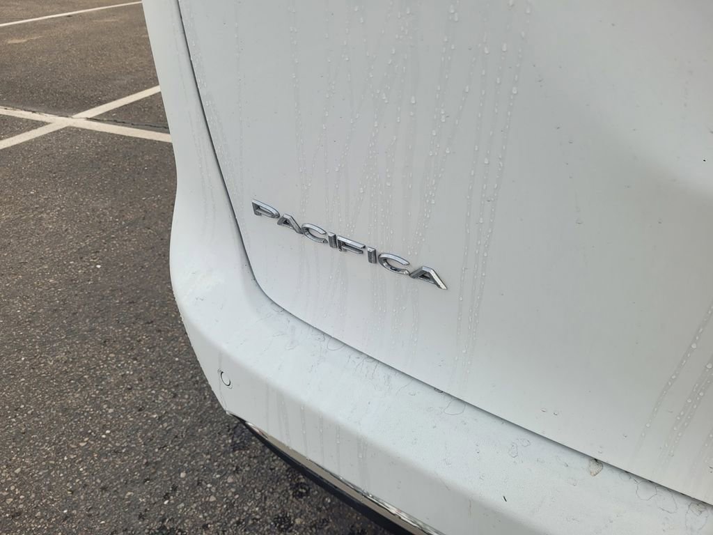 Used 2024 Chrysler Pacifica Select image 12