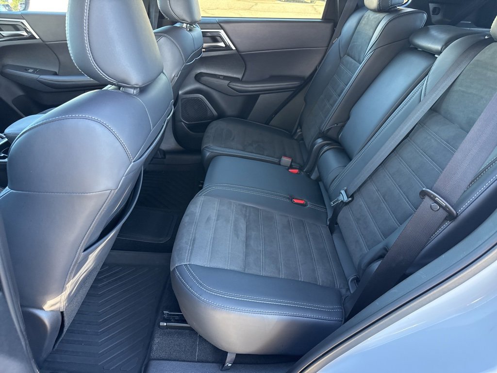 Used 2025 Mitsubishi Outlander SE image 24