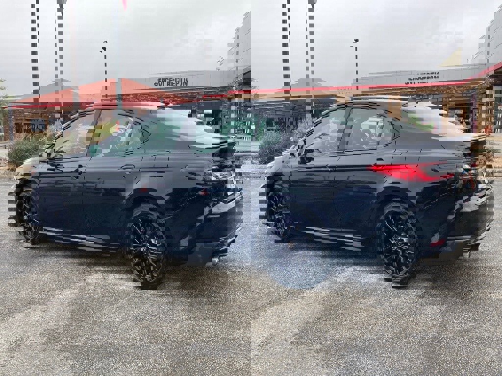 Used 2025 Toyota Camry SE image 5