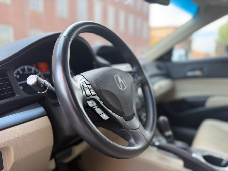 Used 2013 Acura ILX w/ Technology Package FWD image 24
