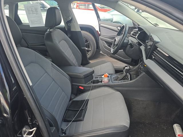Used 2025 Volkswagen Jetta SE FWD image 18