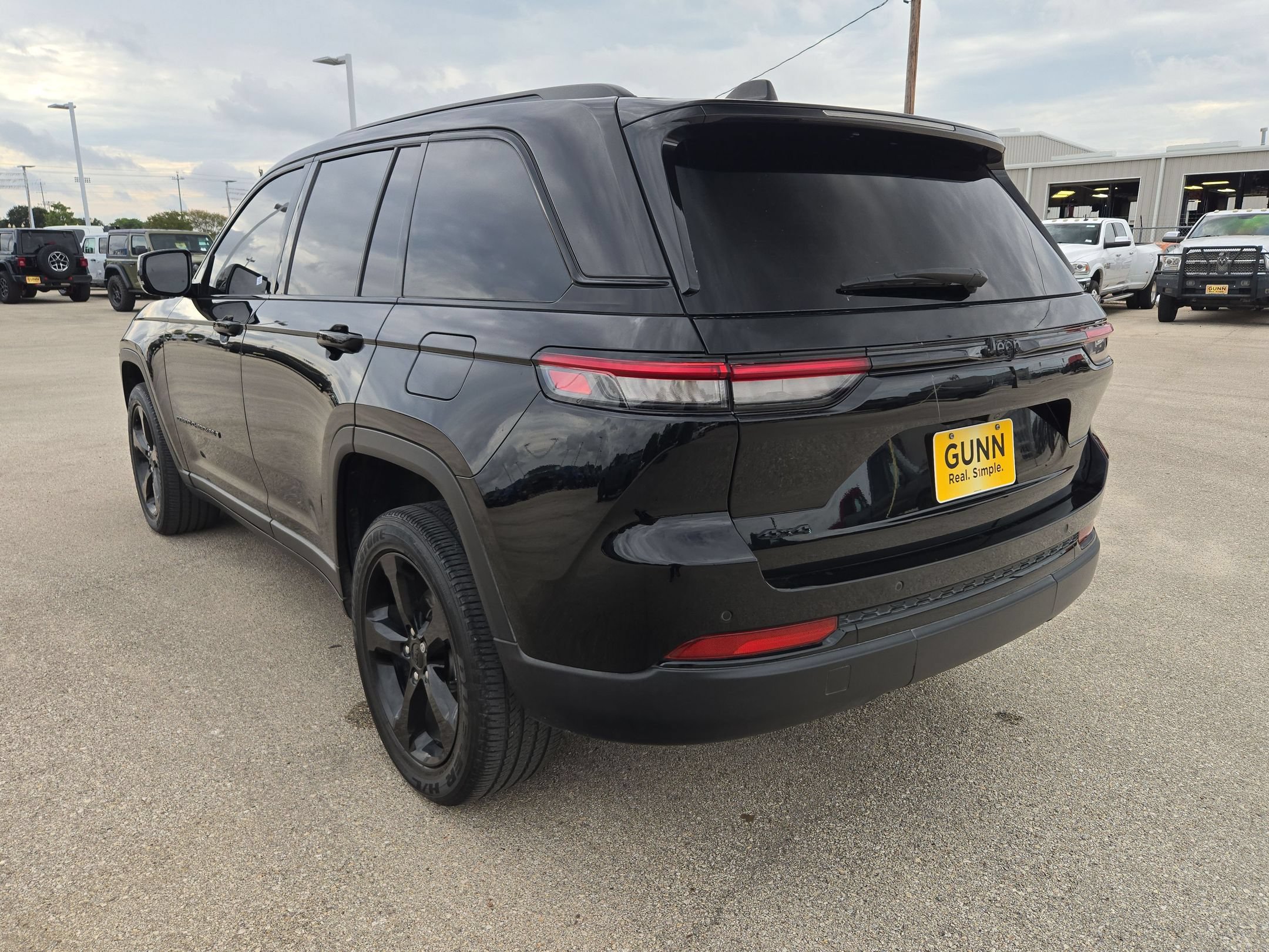 Used 2023 Jeep Grand Cherokee Altitude AWD/4WD image 5