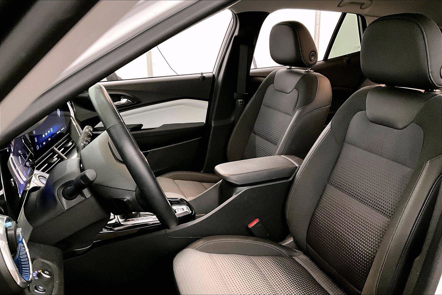 Used 2025 Chevrolet Trax LT w/ LT Convenience Package image 24