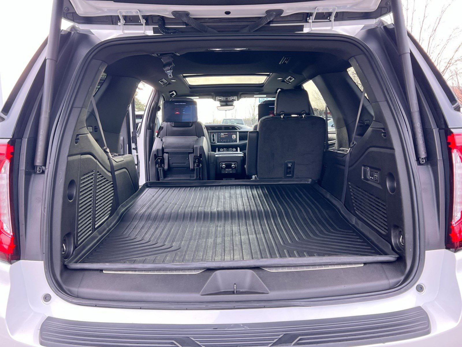 Used 2024 GMC Yukon Denali w/ Denali Reserve Package image 25