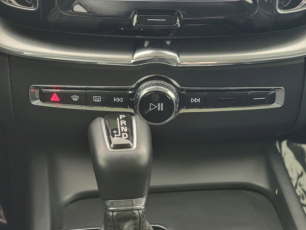 Used 2019 Volvo XC60 T5 Momentum w/ Premium Package image 24