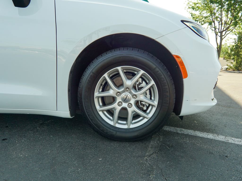 Used 2023 Chrysler Pacifica Touring-L FWD image 11