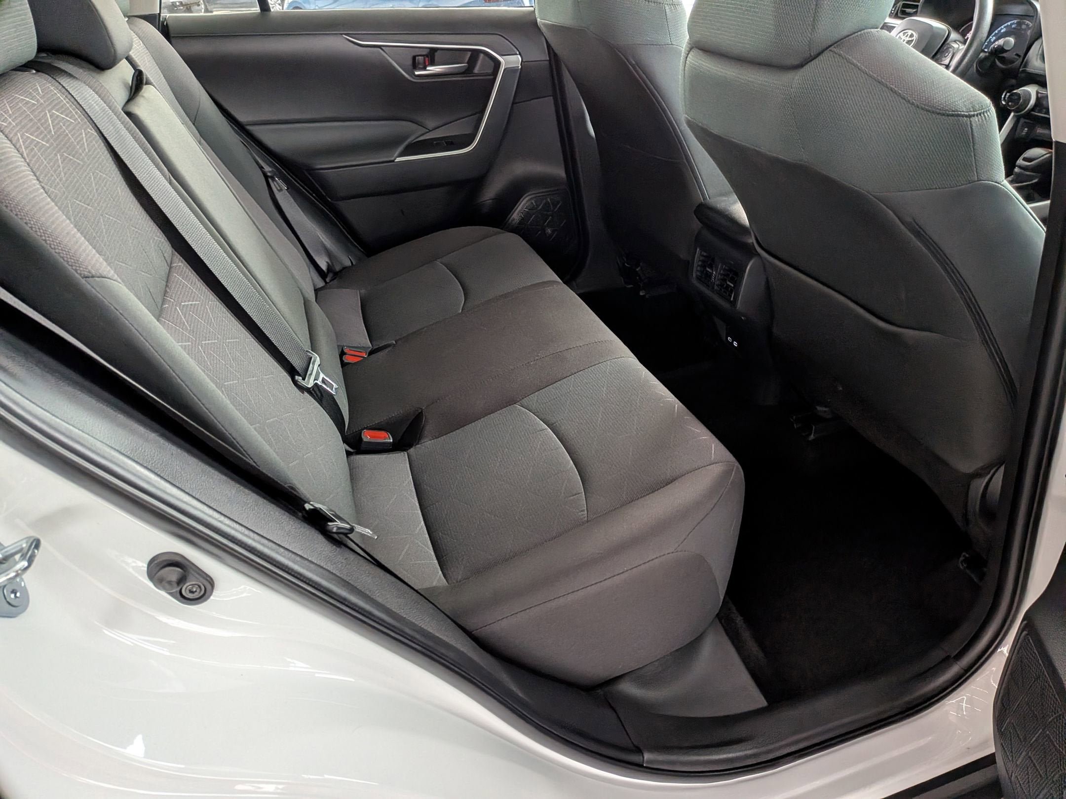Certified 2025 Toyota RAV4 XLE FWD image 31