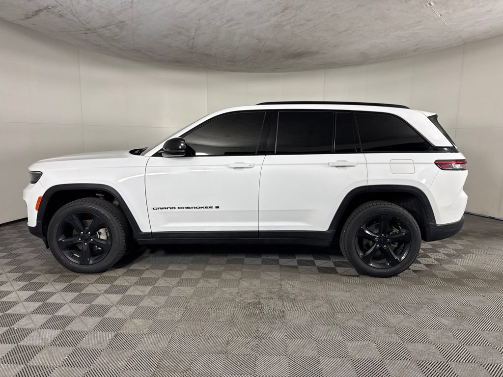 Certified 2023 Jeep Grand Cherokee Limited w/ Black Appearance Package AWD/4WD image 8