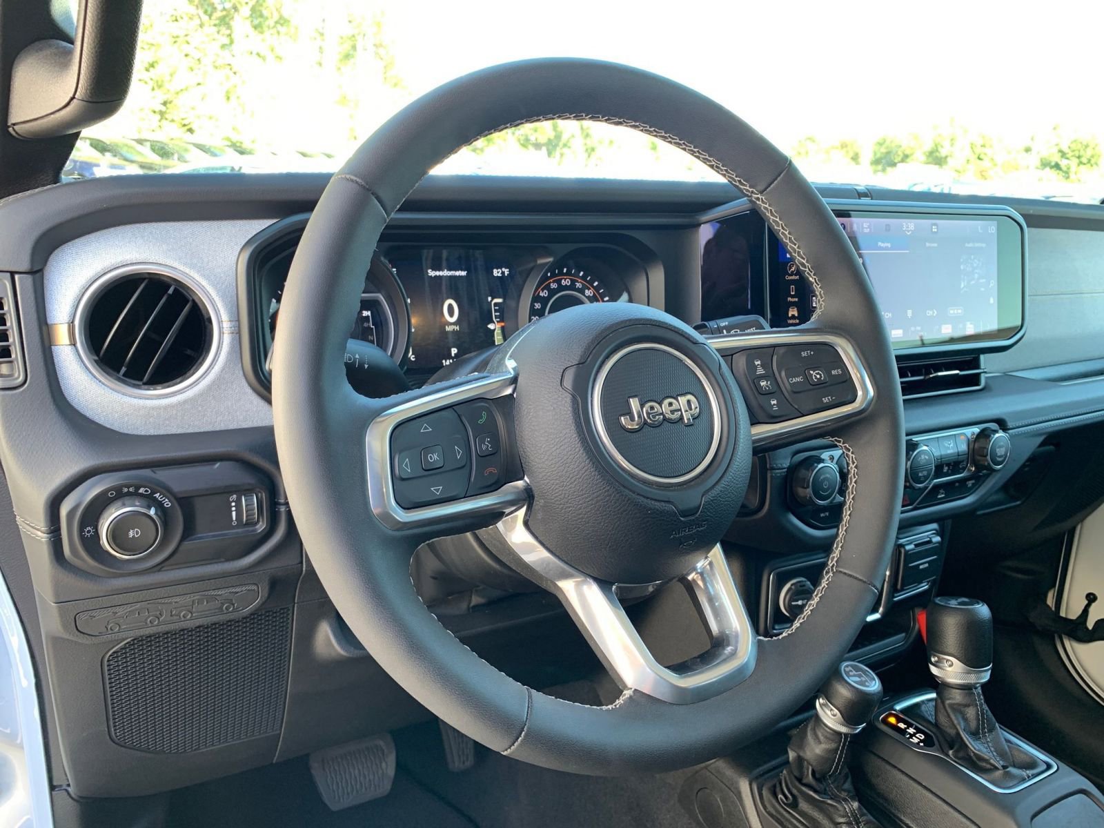 Used 2025 Jeep Wrangler Sahara image 33