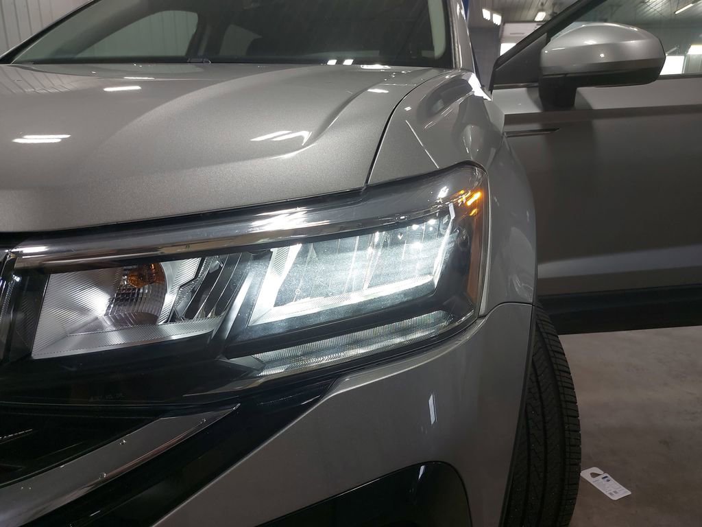 Used 2023 Volkswagen Taos SE w/ Panoramic Sunroof Package image 32