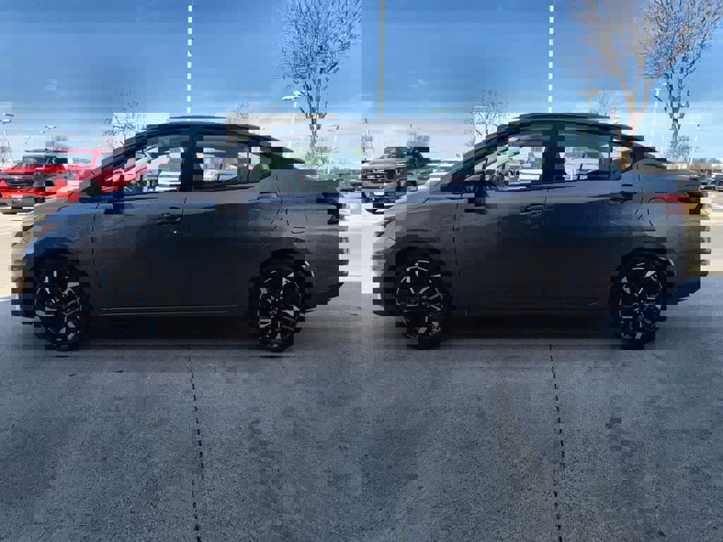 Used 2024 Nissan Versa SR image 3