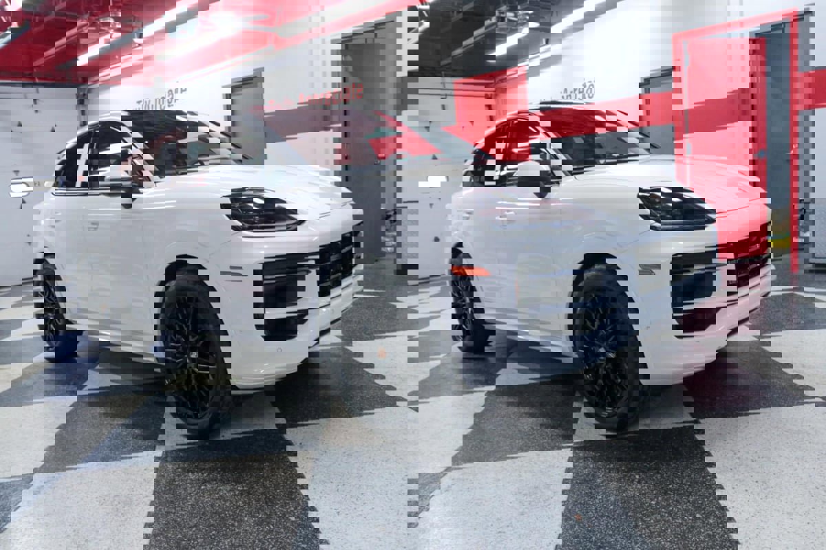 Used 2025 Porsche Cayenne Coupe image 2