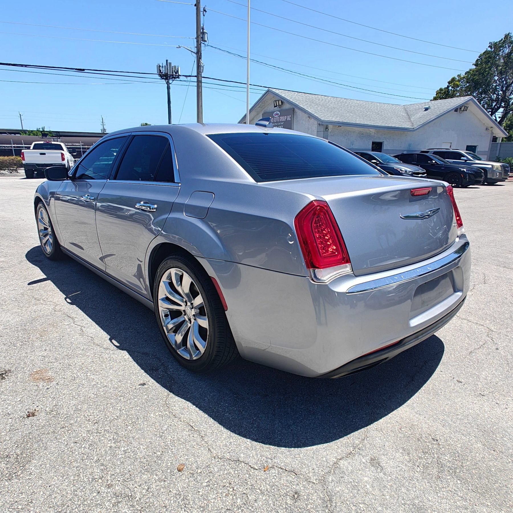 Used 2018 Chrysler 300 Limited RWD image 5