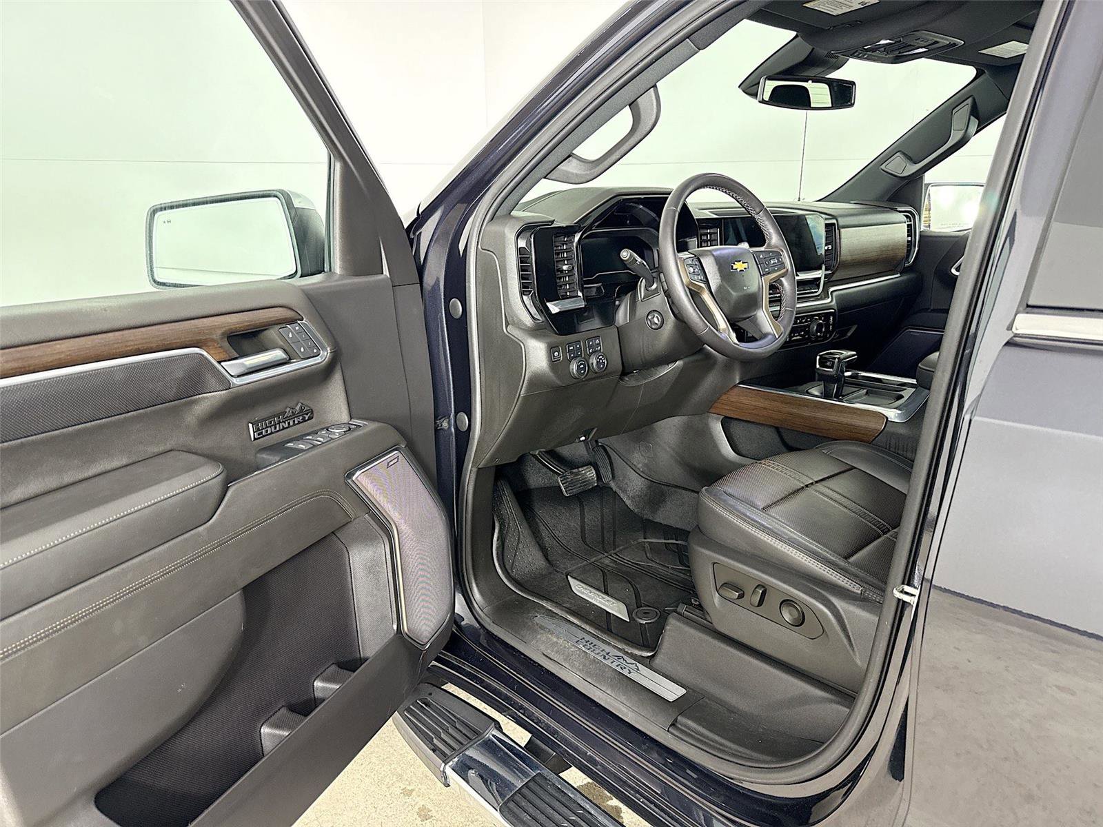 Used 2022 Chevrolet Silverado 1500 High Country w/ High Country Premium Package image 3