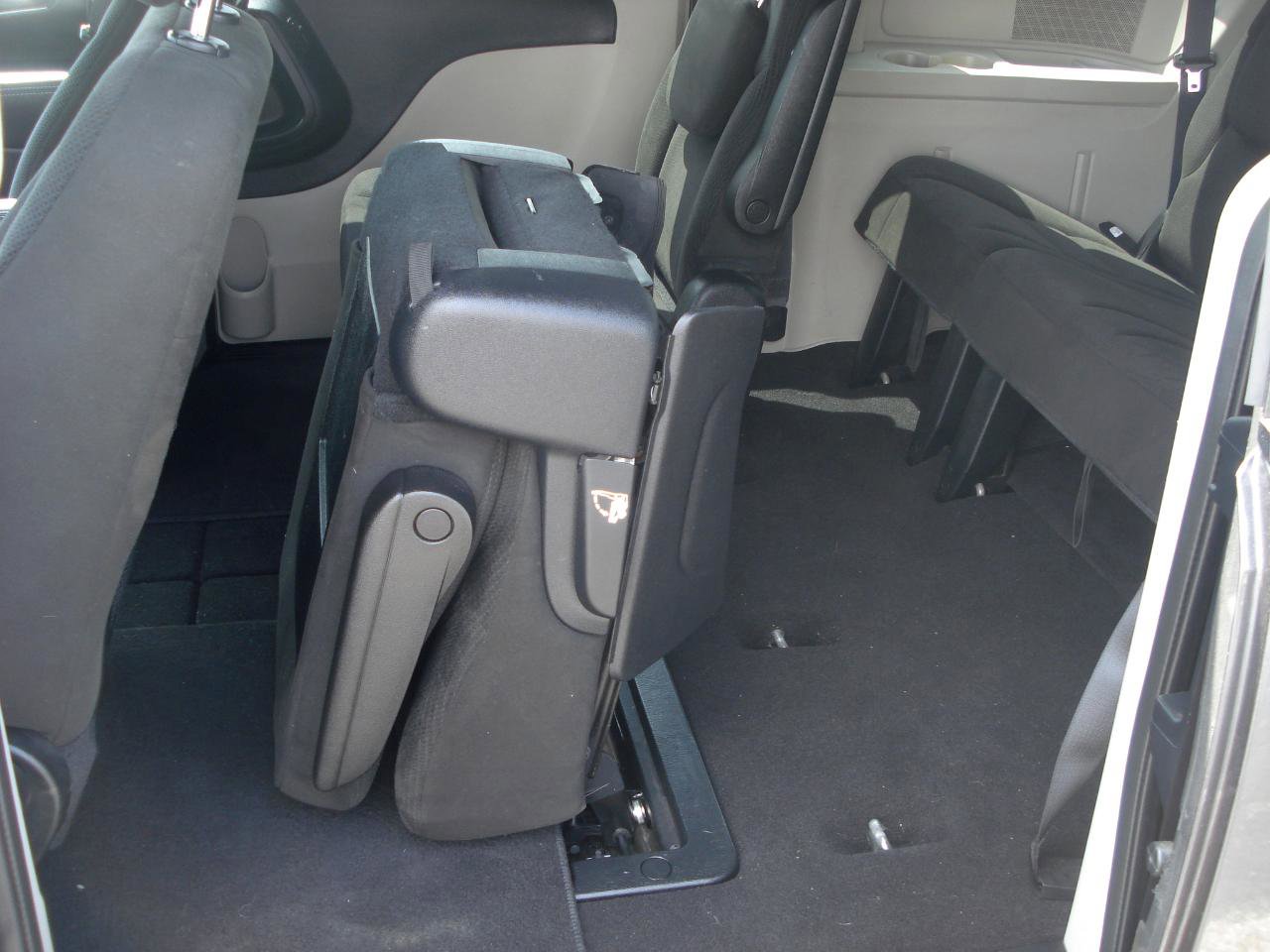 Used 2016 Dodge Grand Caravan SE image 33