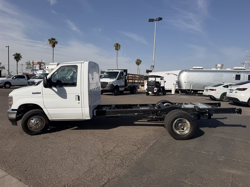 Used 2024 Ford E-450 and Econoline 450 Super Duty w/ Driver's Safety Package RWD image 5