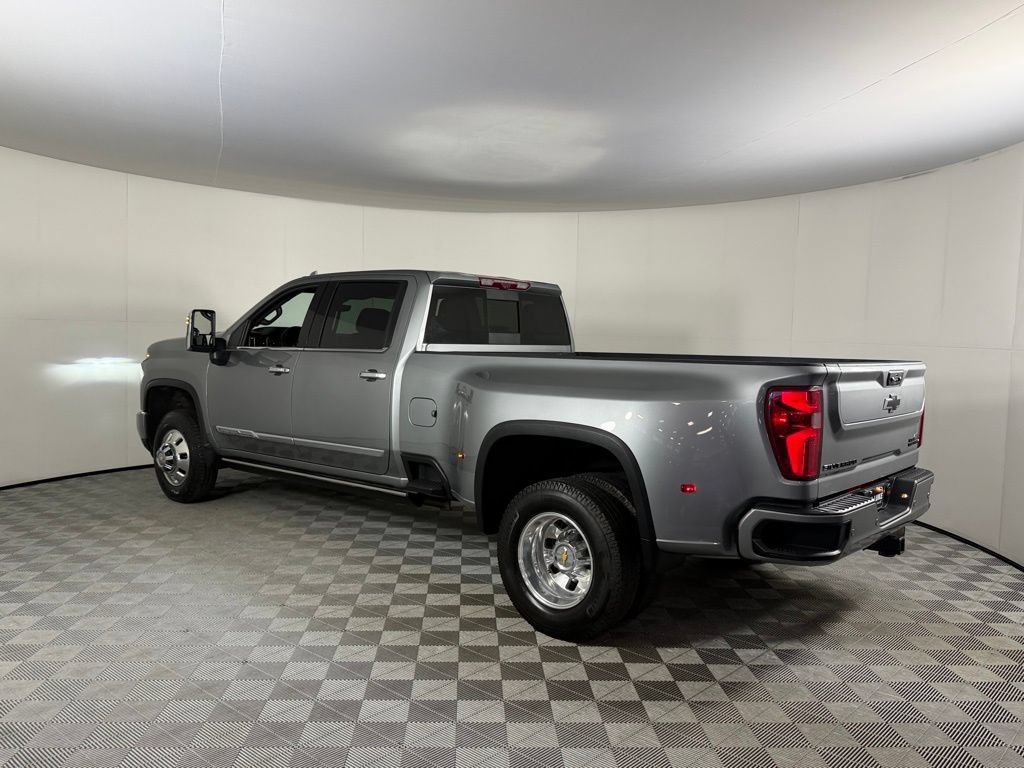 Used 2024 Chevrolet Silverado 3500 High Country w/ Technology Package AWD/4WD image 9