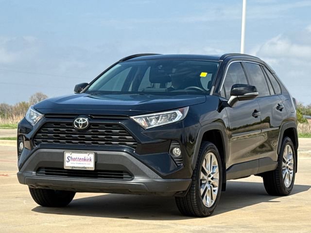 Used 2021 Toyota RAV4 XLE Premium image 3