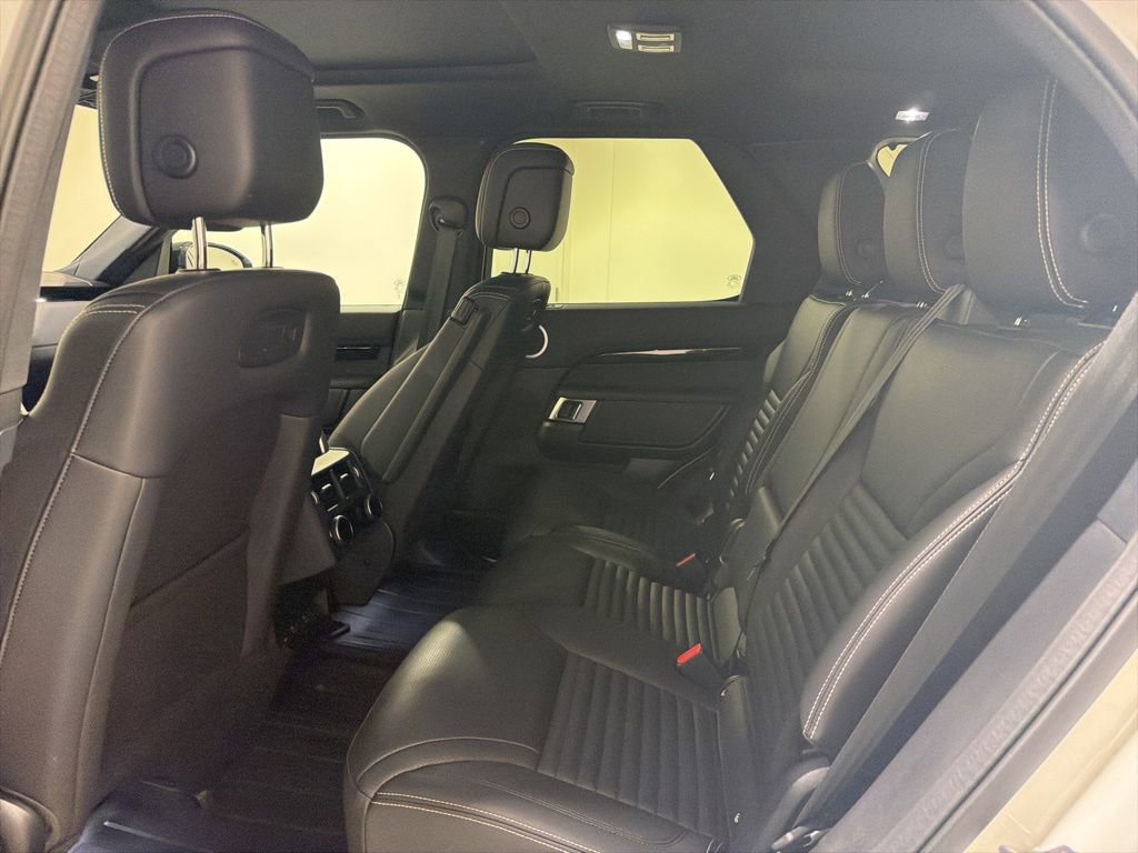 Used 2025 Land Rover Discovery S image 22