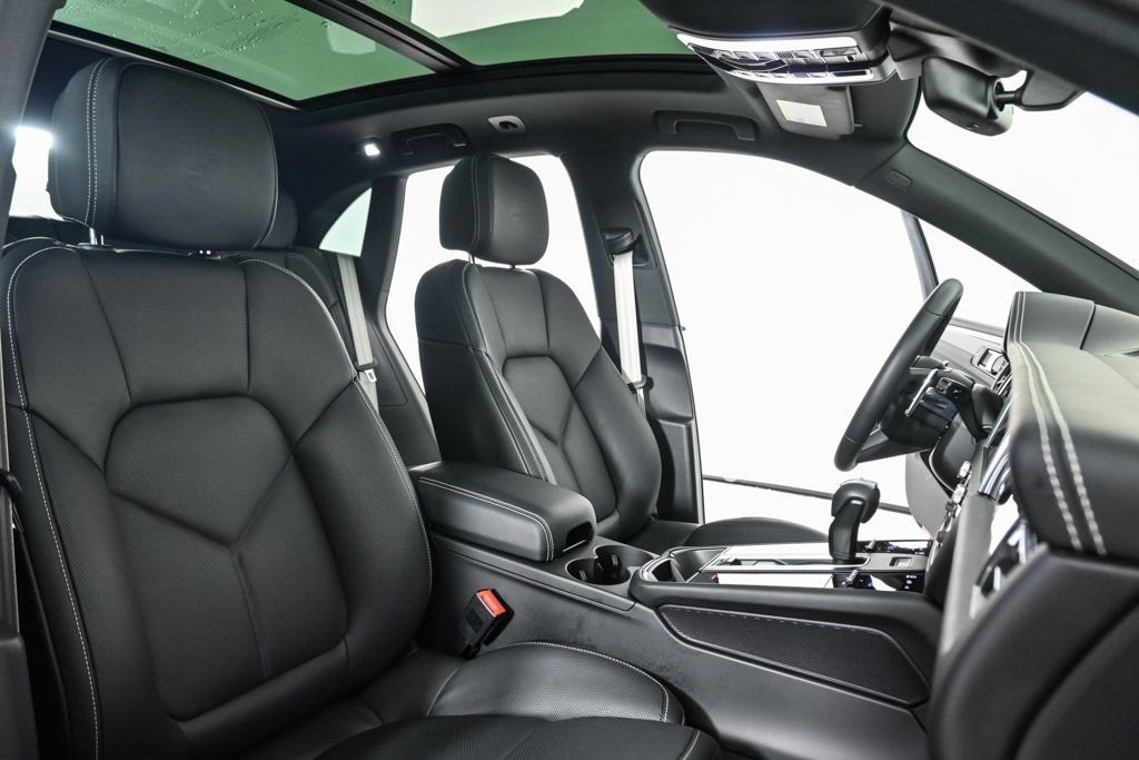 Certified 2025 Porsche Macan image 24