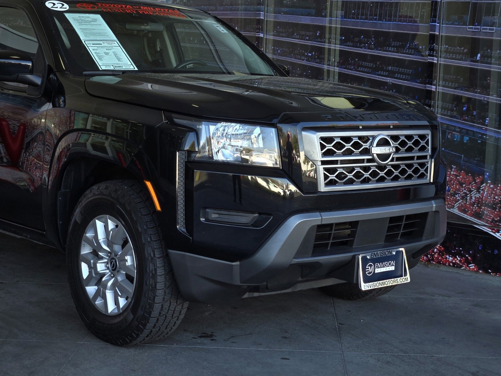 Used 2022 Nissan Frontier SV image 2