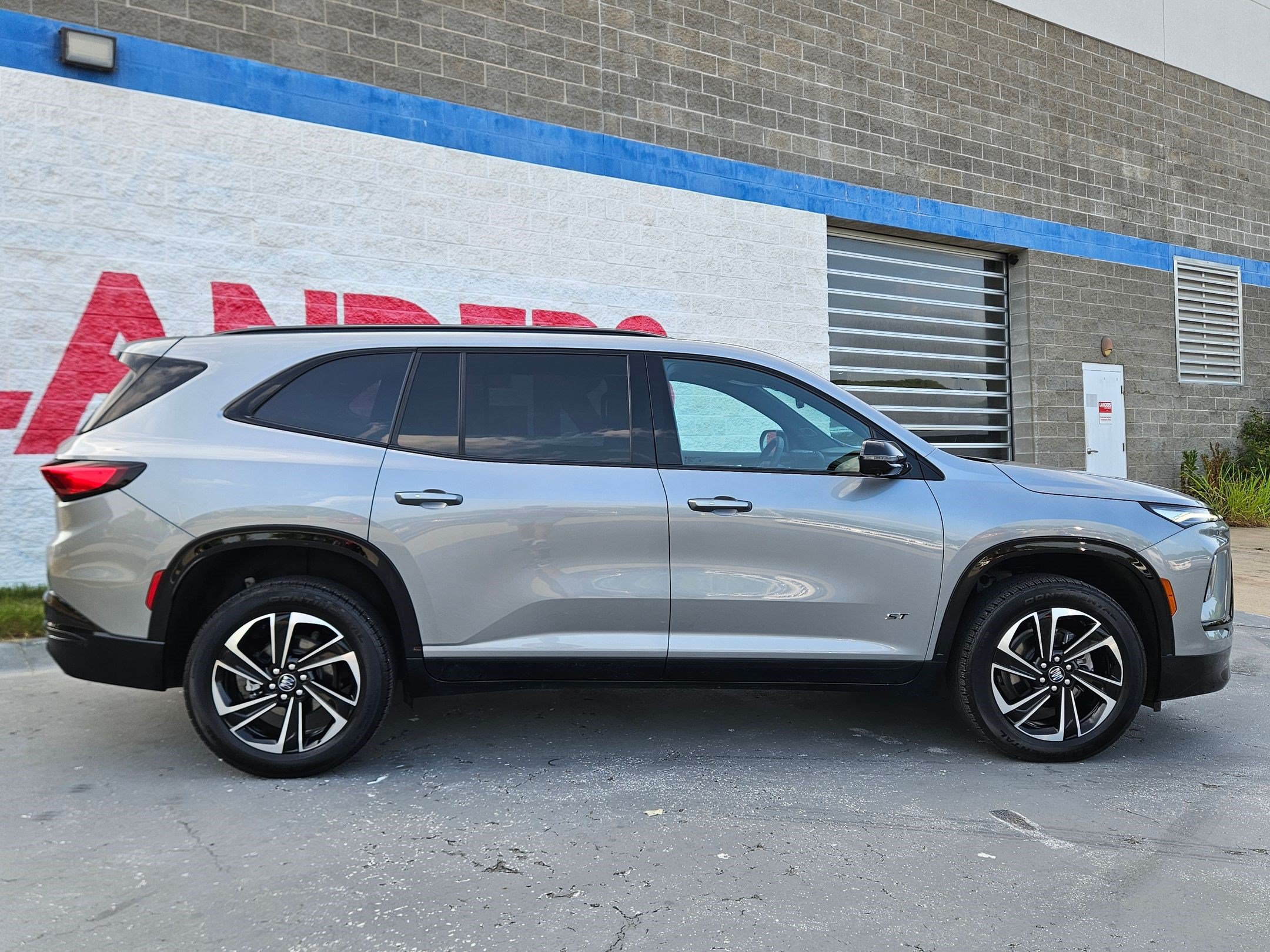 Used 2025 Buick Enclave Sport Touring w/ Power Package FWD image 8