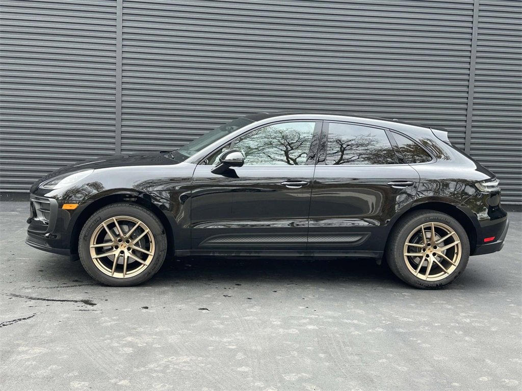 Certified 2025 Porsche Macan image 2