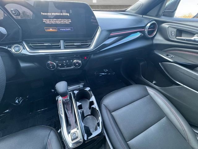 Certified 2025 Chevrolet Trax RS w/ Sunroof Package FWD image 3