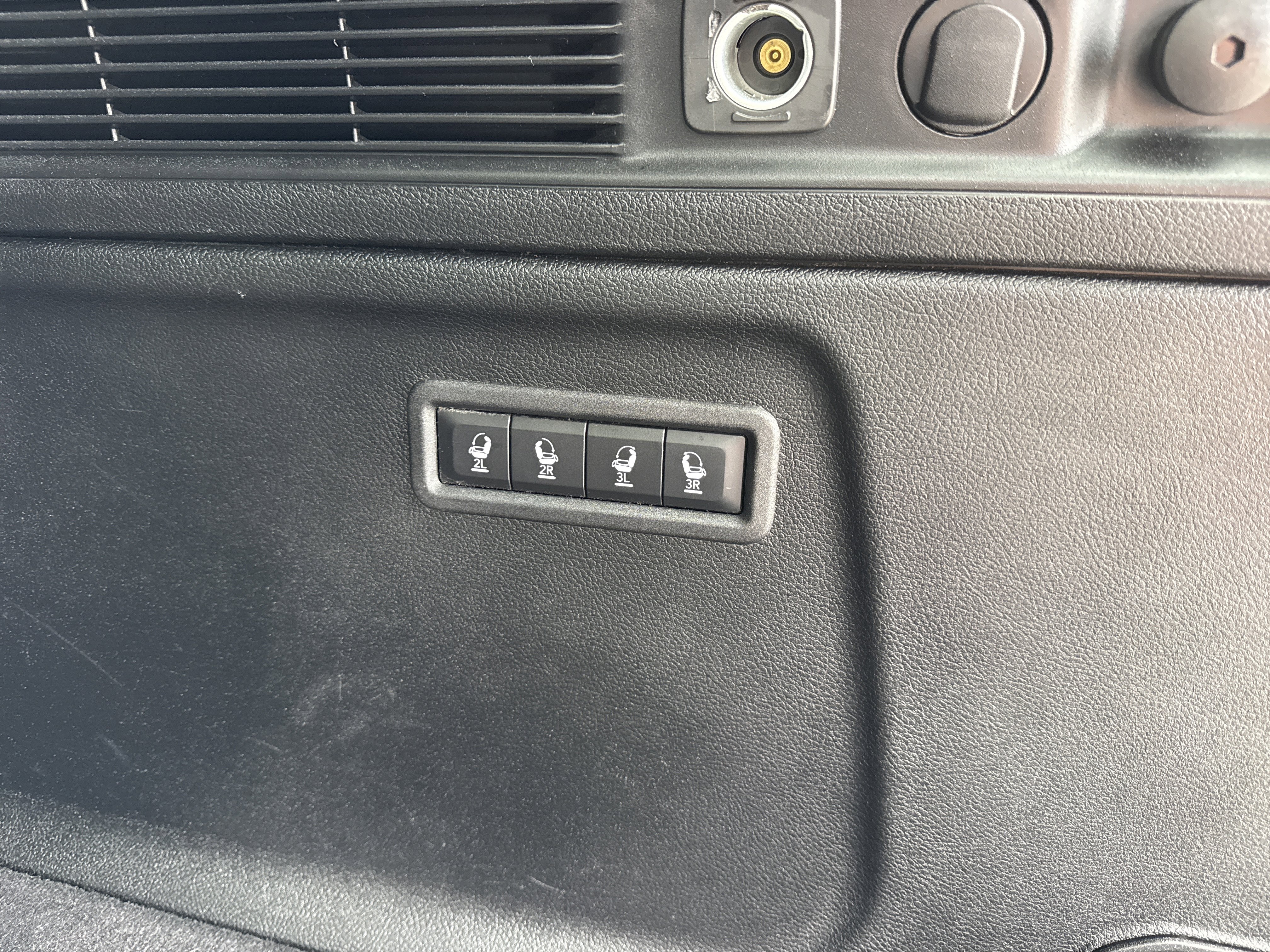 Used 2023 Jeep Wagoneer L Series III w/ Preferred Equipment Group image 39