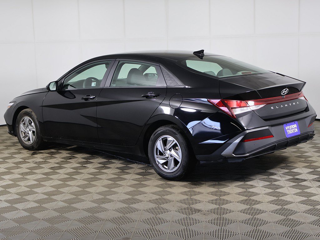 Certified 2025 Hyundai Elantra SE FWD image 8