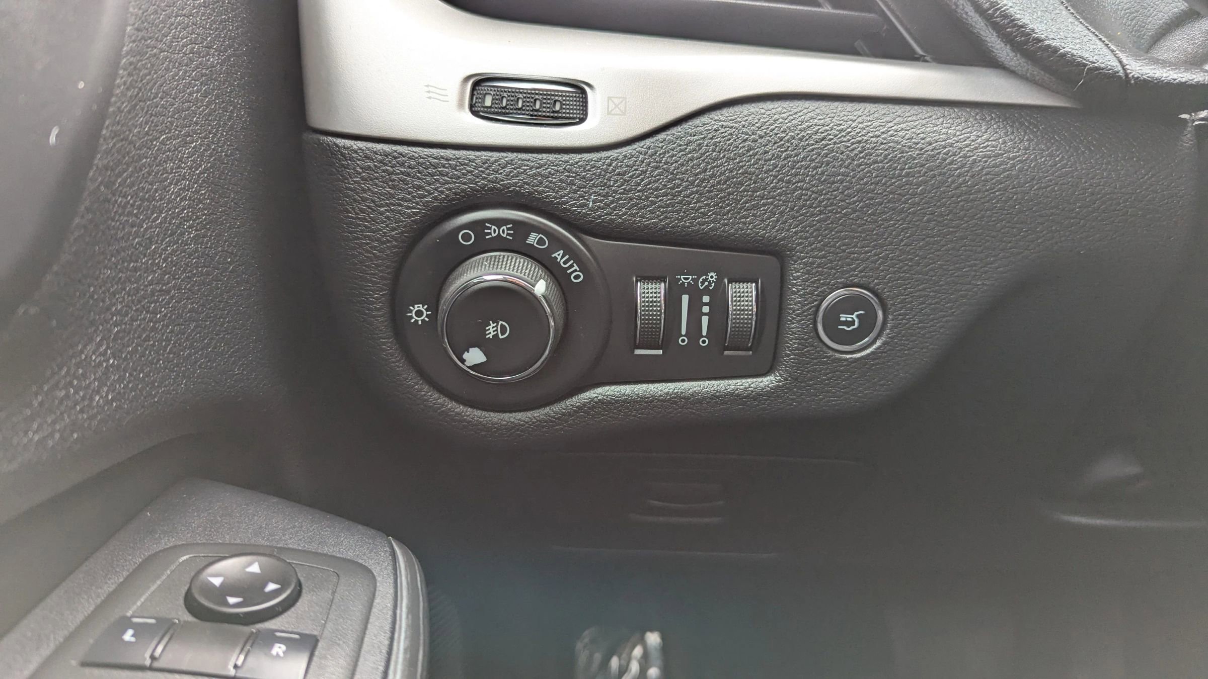 Used 2016 Jeep Cherokee Trailhawk w/ Comfort/Convenience Group AWD/4WD image 12