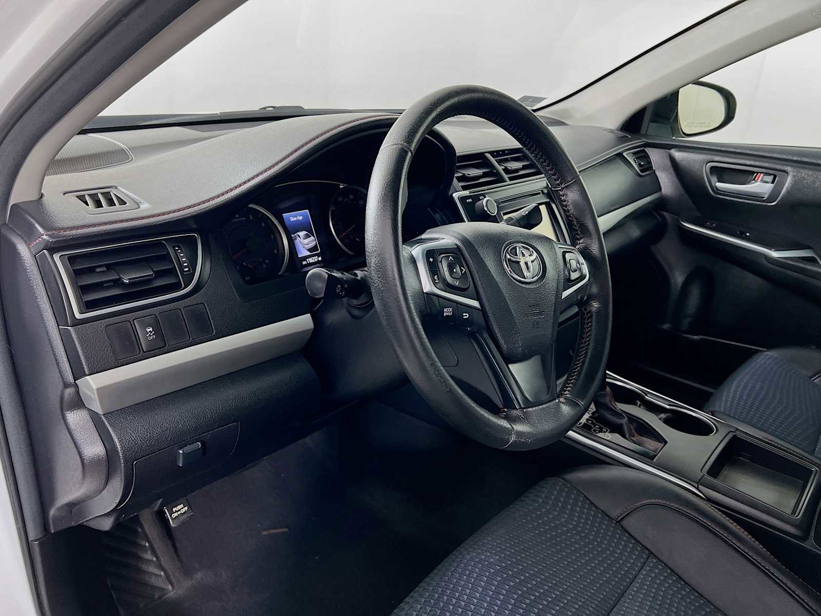 Used 2015 Toyota Camry SE image 9