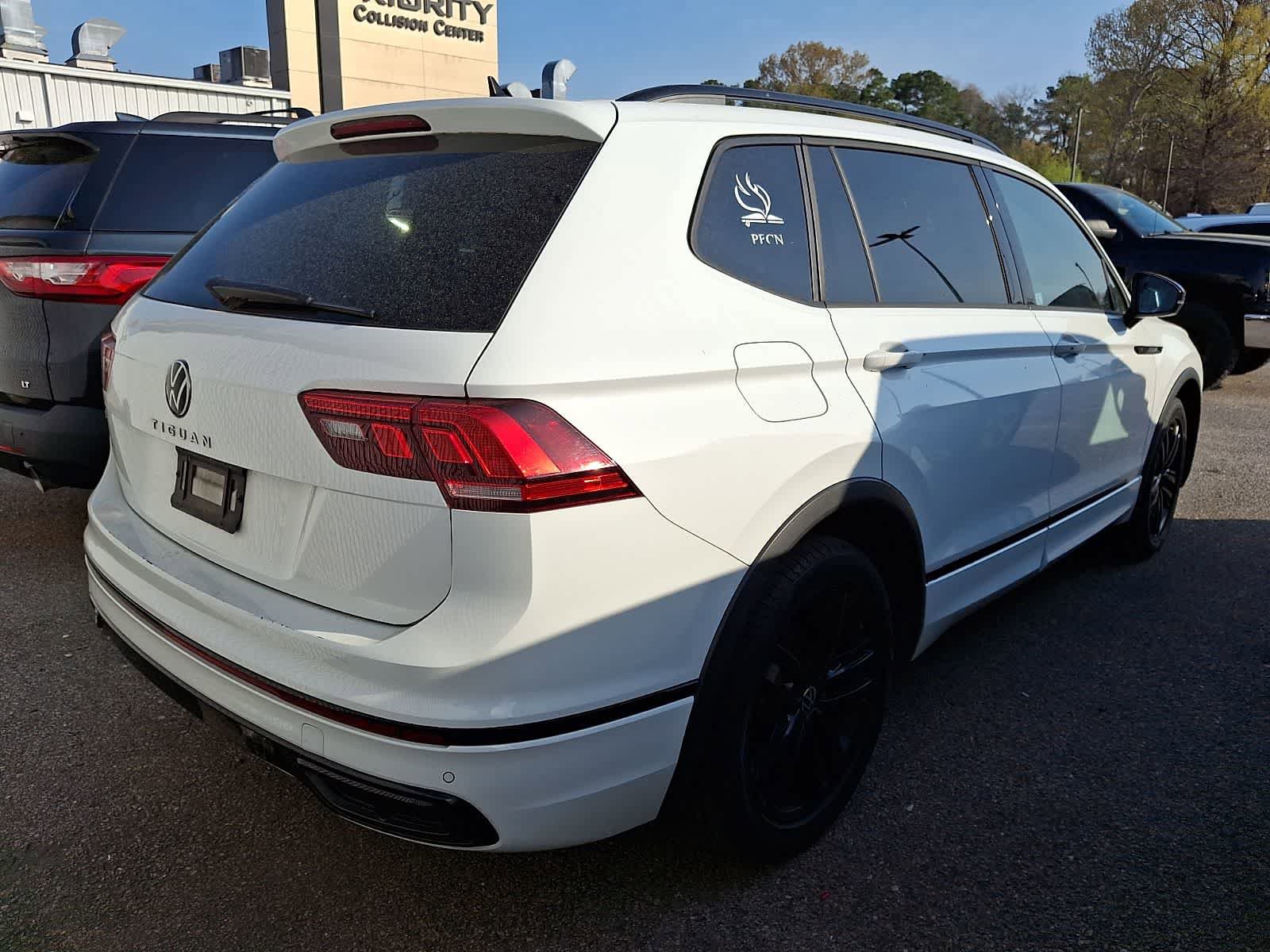 Used 2022 Volkswagen Tiguan SE R-Line FWD image 3
