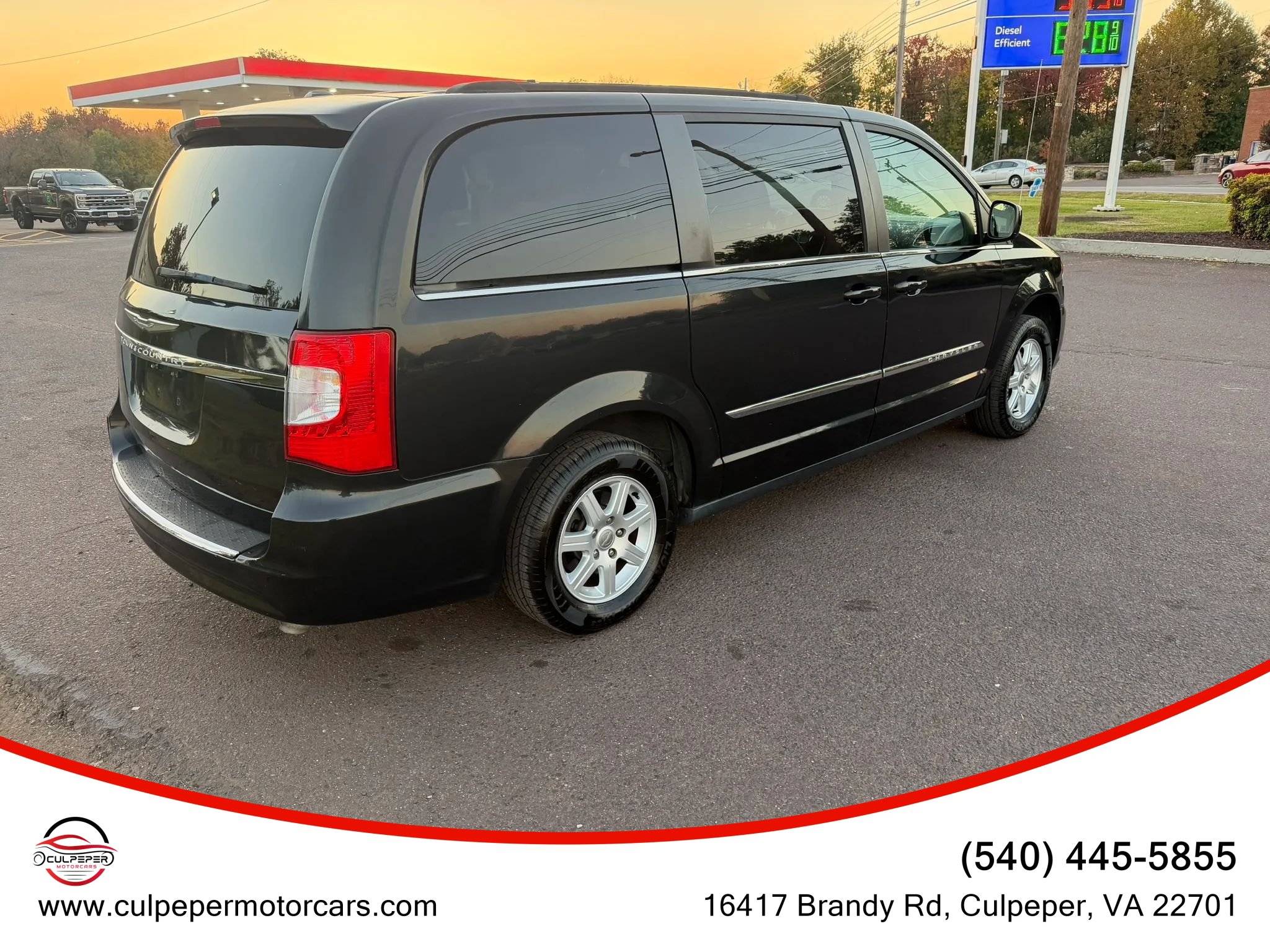 Used 2012 Chrysler Town & Country Touring w/ Entertainment Group #1 FWD image 5