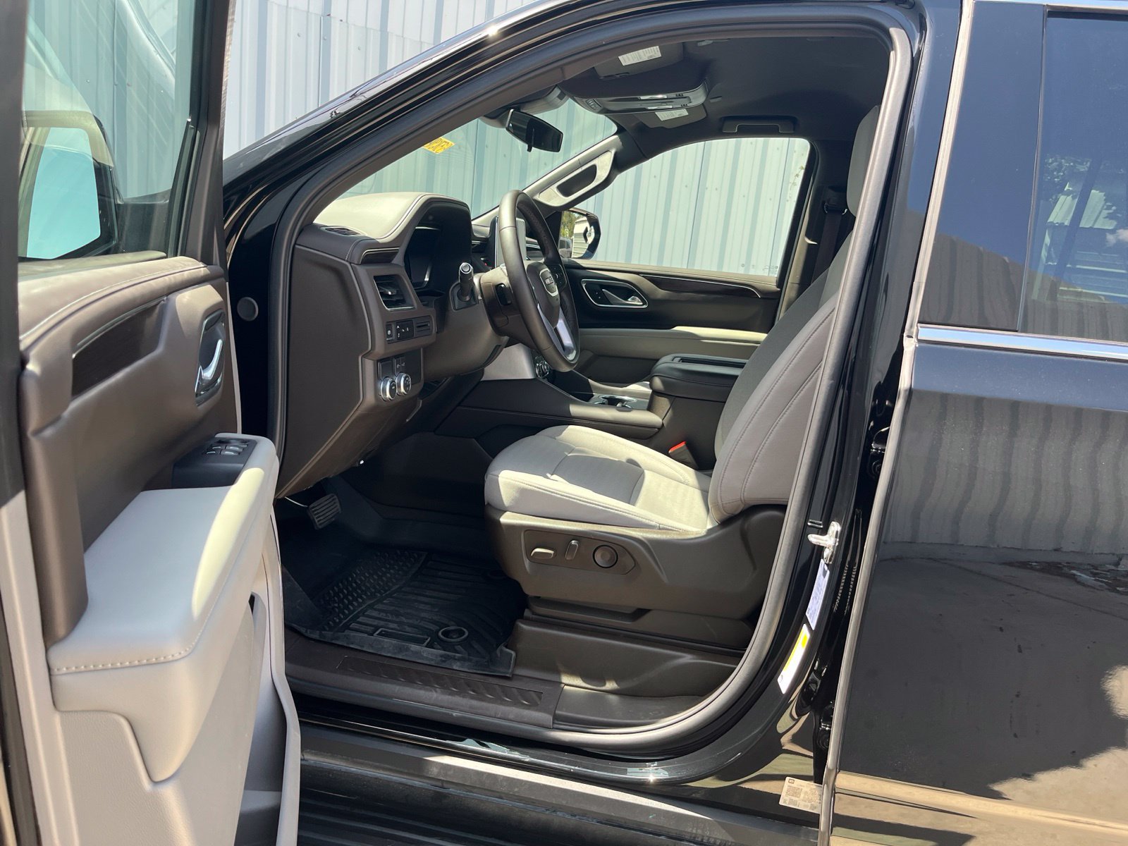 Used 2024 GMC Yukon SLE RWD image 10